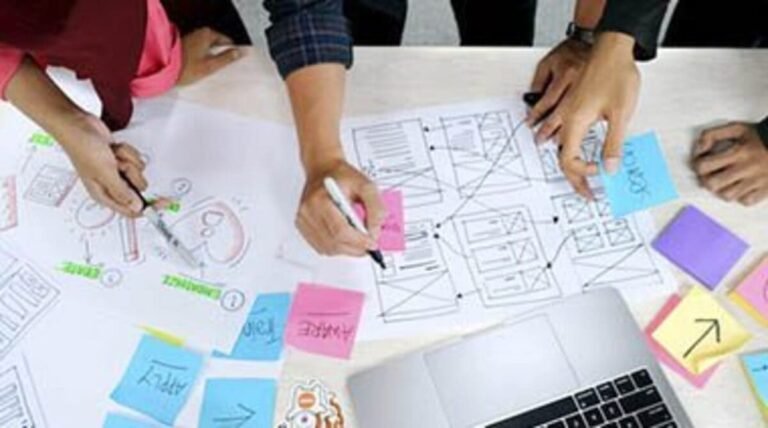 duas pessoas organizando os posts do marketing jurídico