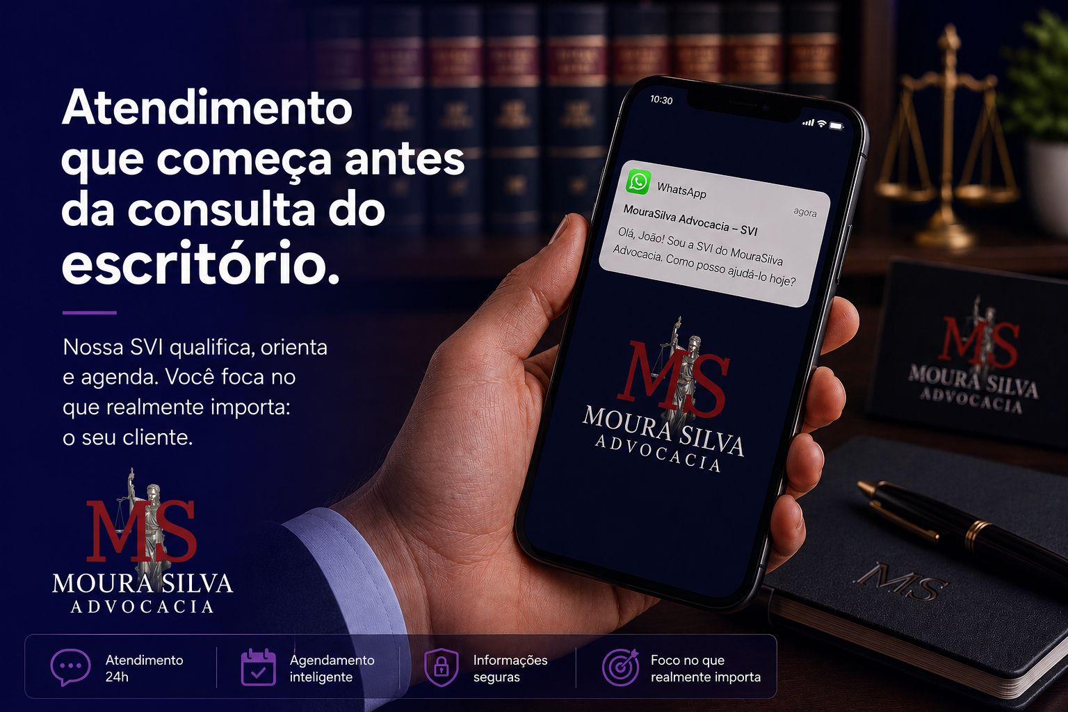 Advogado olhando mensagens no whatsapp