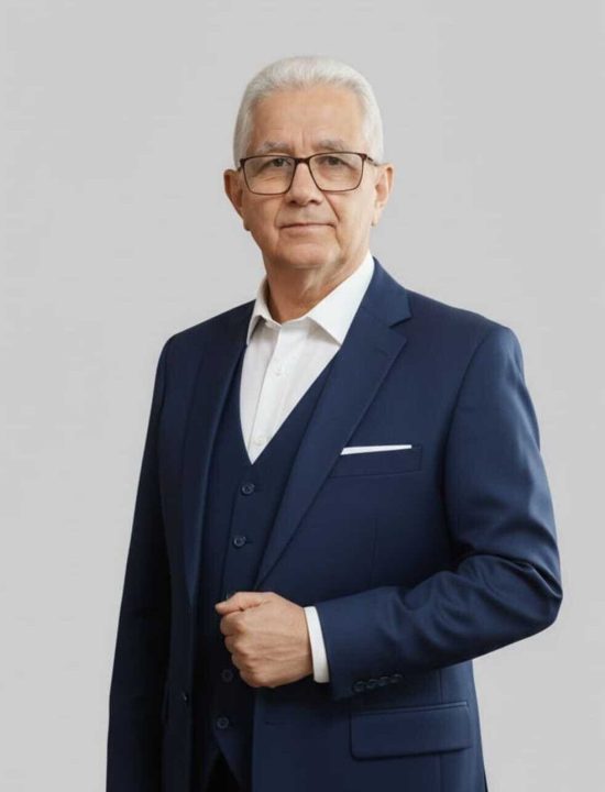 moura silva em pe no meio de sua sala