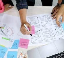 duas pessoas organizando os posts do marketing jurídico
