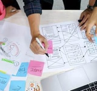 duas pessoas organizando os posts do marketing jurídico